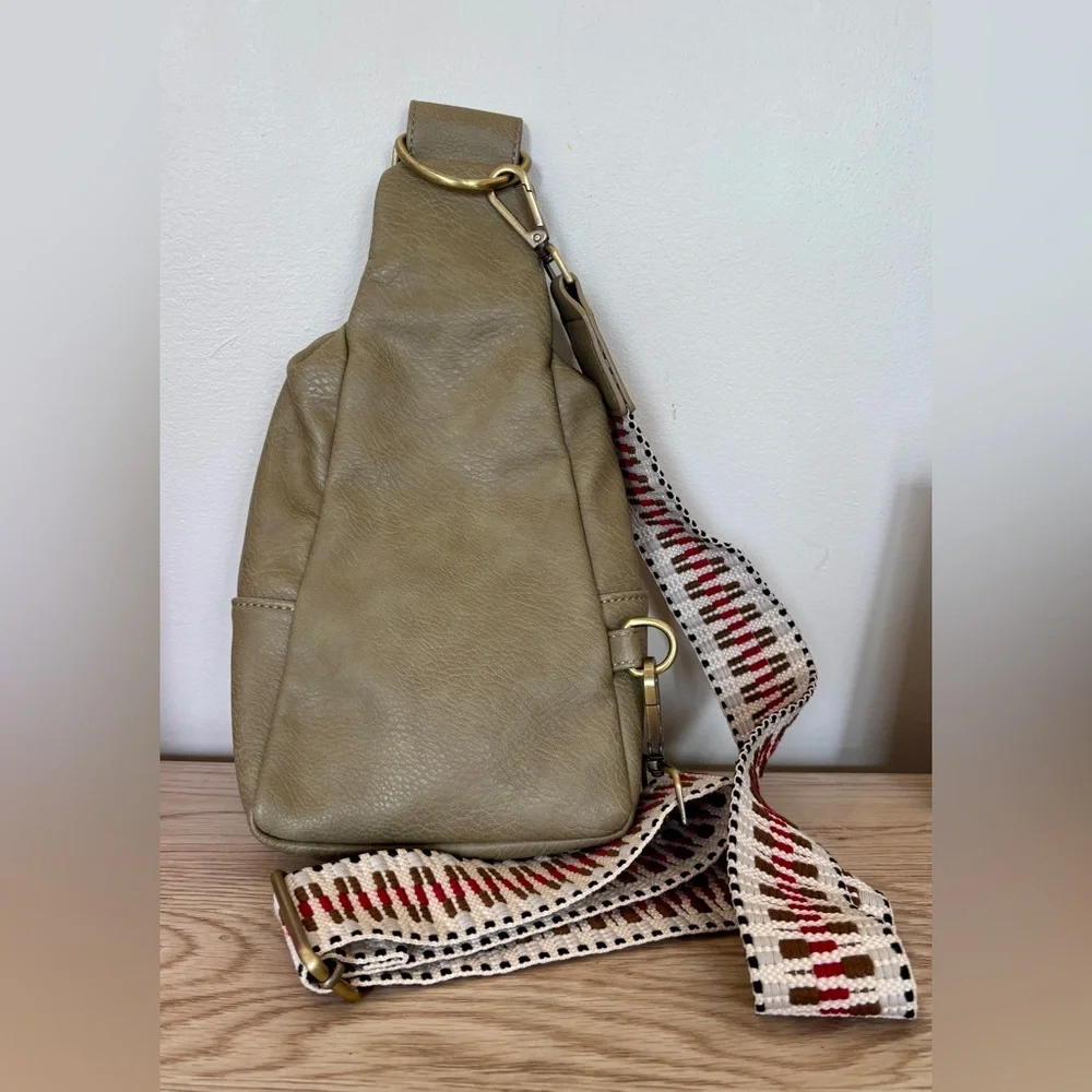 Urban Originals Olive Sling Bag 🖤 Vegan Leather | Pre-Loved - Picture 4 of 7